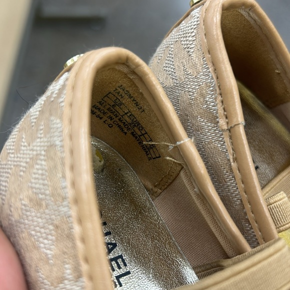 Michael Kors Faye Strap 2 flats shoes new camel Girls Toddlers size 8 - Picture 2 of 3
